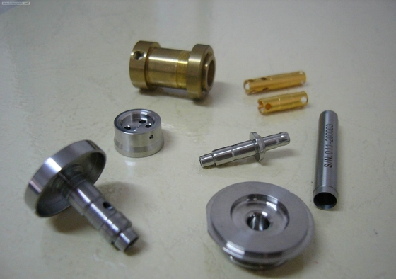 Piezas de torneado del CNC de la precisión de cobre que trabajan a máquina para el conector y el eje de la bomba